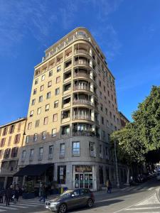 een hoog gebouw met een auto ervoor geparkeerd bij Centro Panoramic in Cagliari