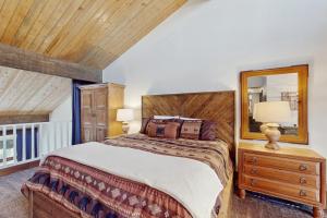 ein Schlafzimmer mit einem Bett, einem Spiegel und einer Kommode in der Unterkunft Tamarron 822 in Rockwood + 20 Fotos