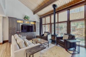 ein Wohnzimmer mit Sofa und Fernseher in der Unterkunft Tamarron 822 in Rockwood