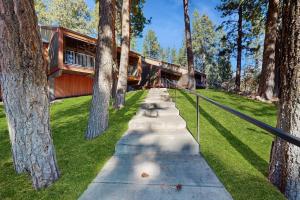 ein Weg, der zu einem Haus mit Bäumen führt in der Unterkunft Tamarron 822 in Rockwood