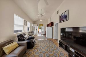 un soggiorno con divano e camino di Druid Cottage ad Atlanta