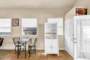 una sala da pranzo con tavolo, sedie e finestre di Druid Cottage ad Atlanta Altre 5 foto