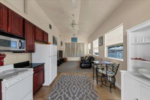 una cucina e un soggiorno con un divano e un tavolo di Druid Cottage ad Atlanta