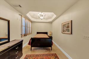 una camera da letto con un letto e un lampadario di Druid Cottage ad Atlanta