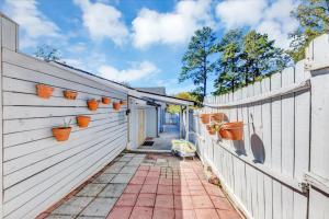 un vicolo con piante in vaso sul lato di una casa di Druid Cottage ad Atlanta