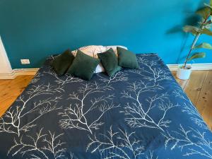 Postel nebo postele na pokoji v ubytování The Golden King Room Neukölln + 2 fotografie