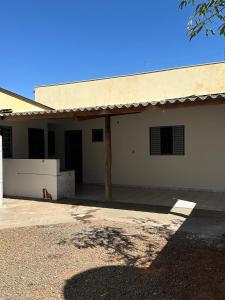 a large white building with a large driveway at Casa no centro in Mineiros