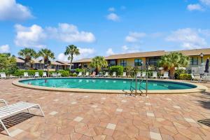 ein Schwimmbad vor einem Gebäude in der Unterkunft The Palm Collection in Marco Island