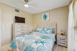 ein Schlafzimmer mit einem Bett und einem Fernseher darin in der Unterkunft The Palm Collection in Marco Island
