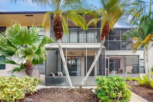 ein Gebäude mit Palmen davor in der Unterkunft The Palm Collection in Marco Island