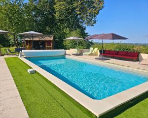 een zwembad in een tuin met stoelen en parasols bij Le Cosy - Domaine du Vertendre in Saint-Yrieix-la-Perche +22 foto's