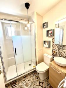 Un baño con ducha, inodoro y lavabo. en Cocooning appartement, en Joué-lès-Tours 1 foto más