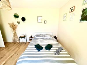 Un dormitorio con una cama con almohadas azules. en Cocooning appartement, en Joué-lès-Tours