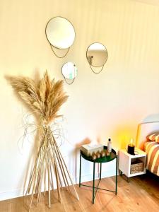 una habitación con una mesa y dos luces en la pared en Cocooning appartement, en Joué-lès-Tours