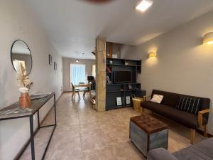 ein Wohnzimmer mit Sofa und Tisch in der Unterkunft Paimun 2 - Andarlibre in San Martín de los Andes + 15 Fotos