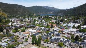 eine Luftaufnahme einer Stadt in den Bergen in der Unterkunft Paimun 2 - Andarlibre in San Martín de los Andes