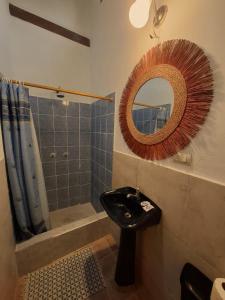 モンタニタにあるHostal Rosa Místicaの黒い洗面台と鏡のあるバスルーム +61枚の写真