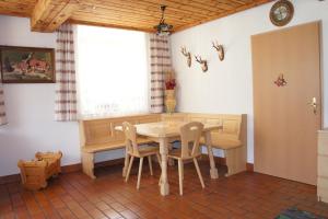 a dining room with a table and chairs and a window at Ferienhaus Riegler in Sankt Georgen bei Neumarkt
