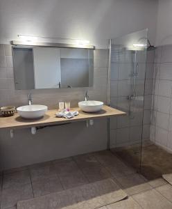 a bathroom with two sinks and a shower at Le Mohana - L'évasion tropicale de l'Est in Saint-André