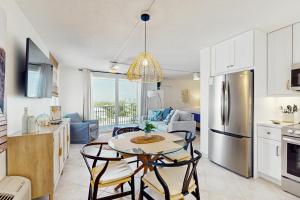 eine Küche und ein Wohnzimmer mit Tisch und Stühlen in der Unterkunft The Gulfview Retreat in Bonita Springs