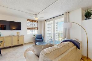 ein Wohnzimmer mit Sofa und Fernseher in der Unterkunft The Gulfview Retreat in Bonita Springs