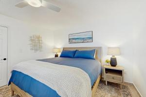 ein Schlafzimmer mit einem Bett mit blauen Kissen in der Unterkunft The Gulfview Retreat in Bonita Springs + 22 Fotos