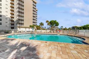 ein Pool in einem Resort mit einem Gebäude in der Unterkunft The Gulfview Retreat in Bonita Springs