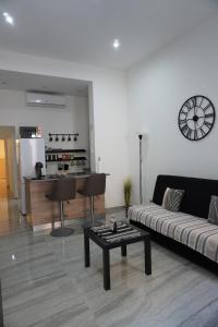 een woonkamer met een bank en een tafel bij San Nikola Getaway in Sliema +14 foto's