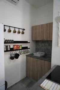 een keuken met houten kasten en een aanrechtblad bij San Nikola Getaway in Sliema