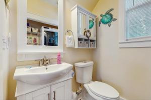 łazienka z białą umywalką i toaletą w obiekcie Barefoot Cottages D135 : Sandy Turtle w mieście Highland View +14 zdjęć