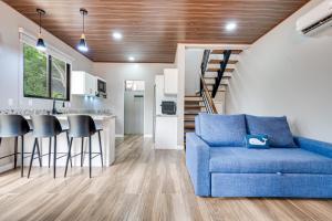 Una sala de estar con un sofá azul y una cocina. en Montedonato 18 - Combo, en San José Pinilla