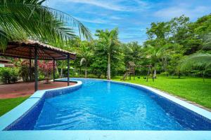 una piscina en un patio con parque infantil en Montedonato 18 - Combo, en San José Pinilla