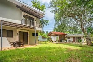 una imagen de una casa con un patio en Montedonato 18 - Combo, en San José Pinilla