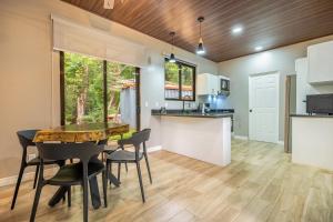 Una cocina y un comedor con mesa y sillas. en Montedonato 18 - Combo, en San José Pinilla