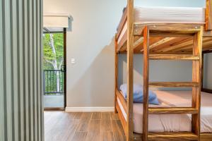 una habitación con literas y dos literas en Montedonato 18 - Combo, en San José Pinilla 31 fotos más