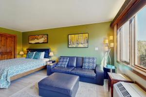 a bedroom with a bed and a couch at Million Dollar View- 419 in Rockwood +22 photos