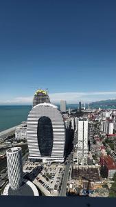 Blick auf ein großes Gebäude in einer Stadt in der Unterkunft BEST VIEW APARTMENTS ORBI CITY D1 BLOCk in Batumi