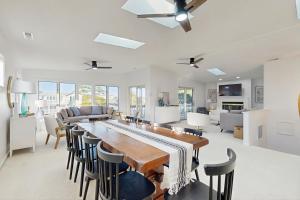 une cuisine et un salon avec une table et des chaises dans l'établissement South Bethany --- 309 W 2nd St, à South Bethany