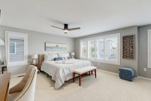 une chambre avec un lit et deux fenêtres dans l'établissement South Bethany --- 309 W 2nd St, à South Bethany
