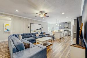 a living room with a blue couch and a kitchen at Blue Pearl in Navarre