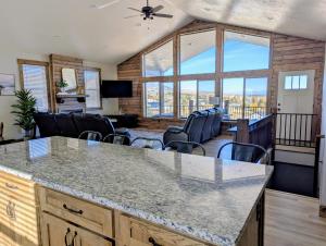 een keuken en een woonkamer met uitzicht op de stad bij The Bear Lake Spot in Garden City