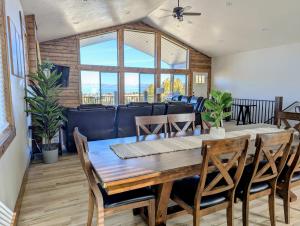een eetkamer met een tafel en stoelen bij The Bear Lake Spot in Garden City