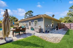 a small house with a patio and a grill at Blue Pearl in Navarre