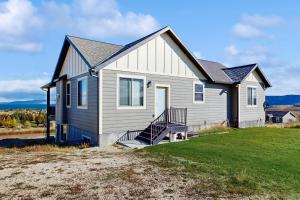 een huis op een heuvel met een grasveld bij The Bear Lake Spot in Garden City