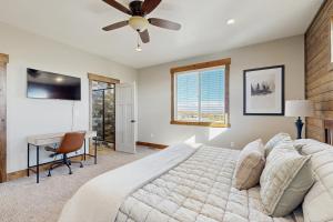 een slaapkamer met een bed en een plafondventilator bij The Bear Lake Spot in Garden City