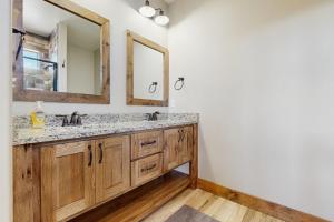 een badkamer met twee wastafels en een spiegel bij The Bear Lake Spot in Garden City +27 foto's