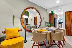 ein Esszimmer mit Tisch und Spiegel in der Unterkunft Sunlit Terra Haven at Pacifico Residencial in Jarretadera + 30 Fotos
