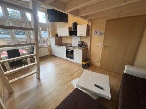 a living room with a table and a kitchen at Apartment Wintergarten in Reichenbach im Vogtland