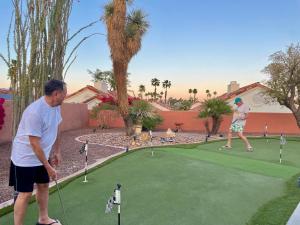 Επισκέπτες που μένουν στο Indian Wells Resort Home with Private Saltwater Pool