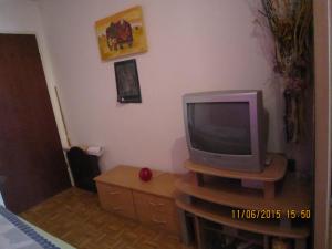 une petite télévision assise sur une table dans une pièce dans l'établissement Schönes Zimmer in der City Basel, à Bâle